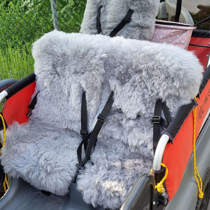 Lammfell auf den Sitzen eines Lastenrad
