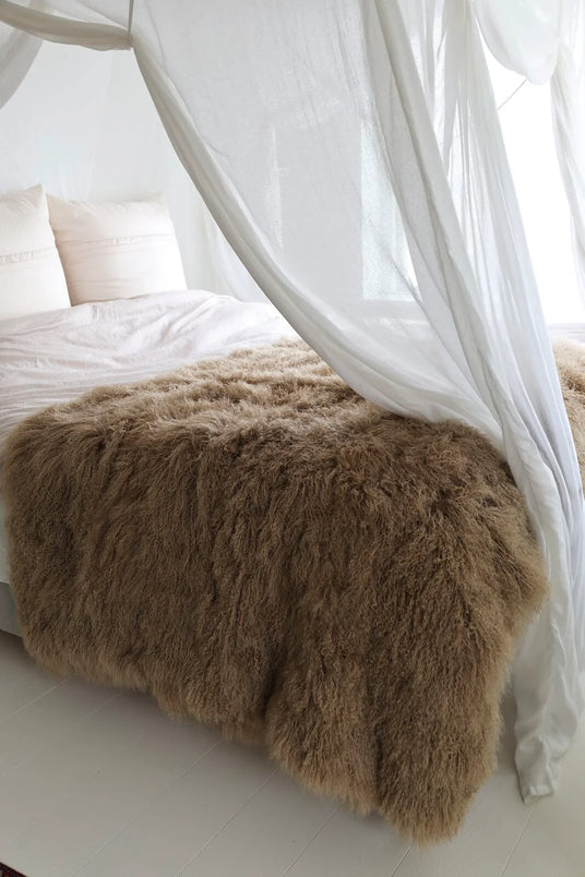 Decke aus Tibet Lammfell auf ein Bett