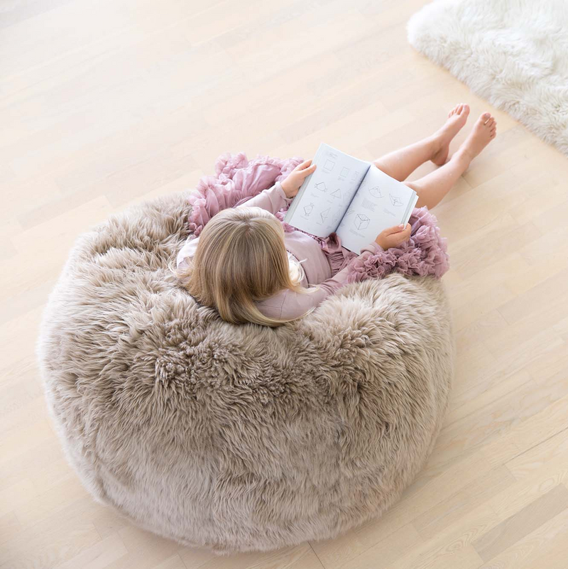 Mädchen liest im Sitzsack