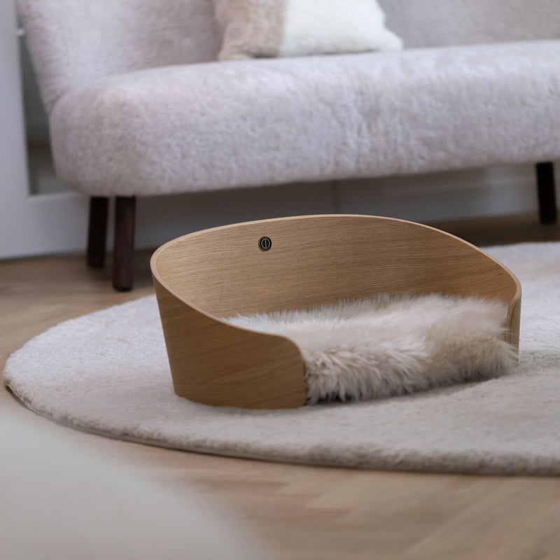 Hundekorb aus Holz mit Lammfellkissen