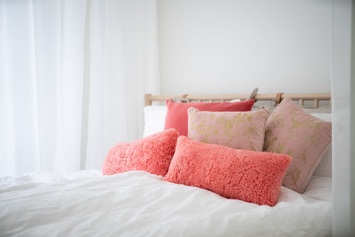 Lammfellkissen | Kurzhaar | Neuseeland | Doppelseitig | 30x60 cm Korallen Pfirsich