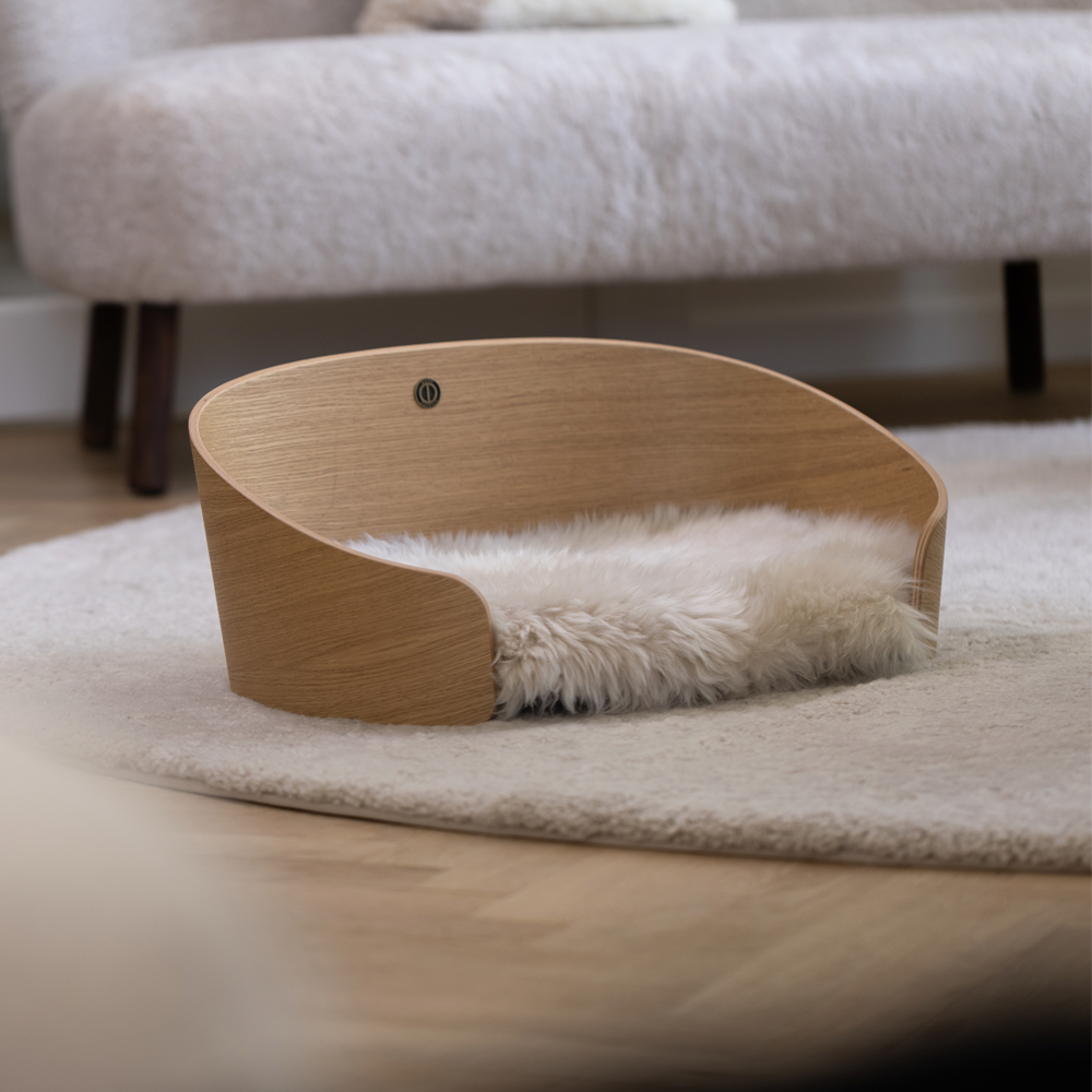 Hundekorb aus Holz | Lammfell Tierbetten | Sheepskinhouse.ch