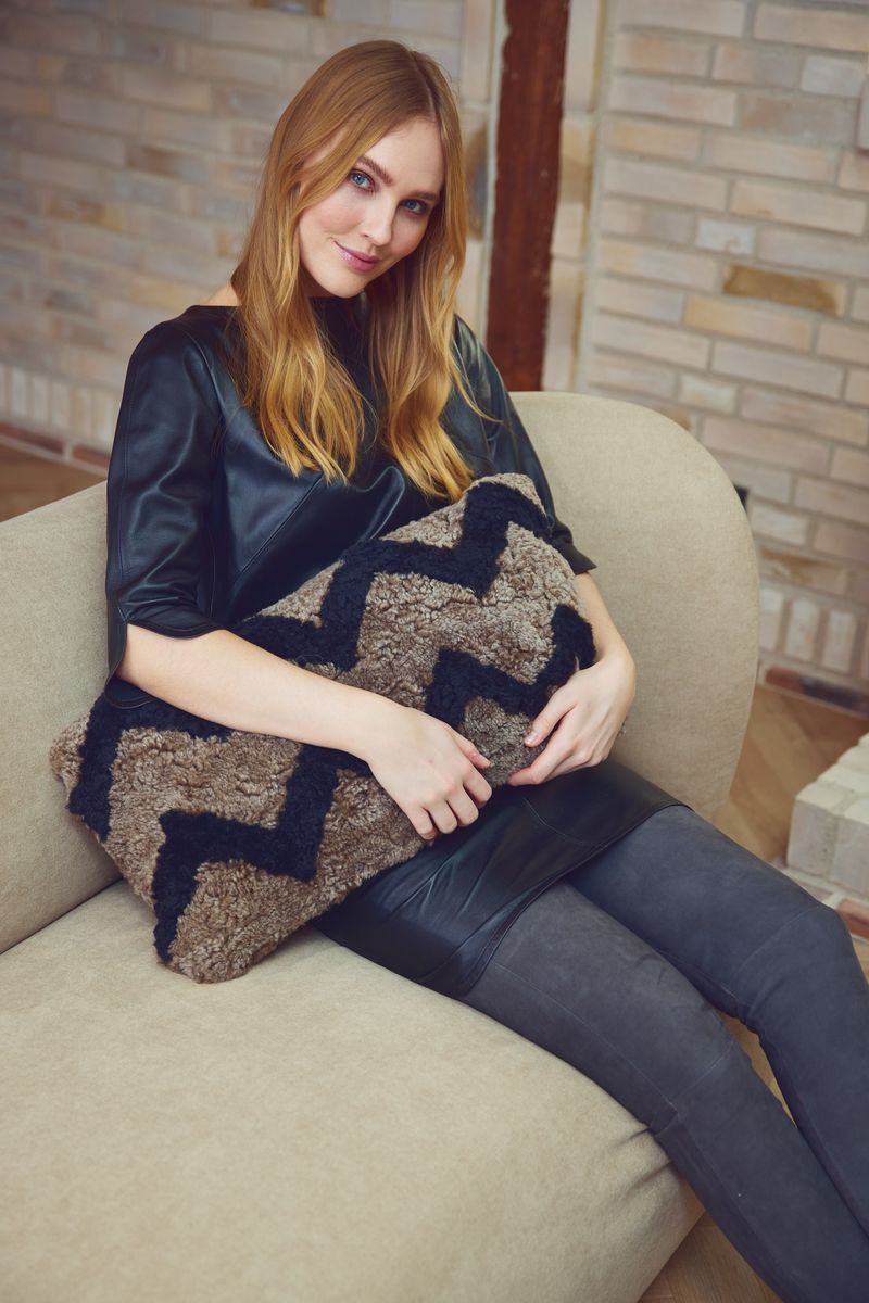 PATTERN COLLECTION | Fellkissen | Kurzhaar | Neuseeland | 30x60 cm Taupe/Schwarz