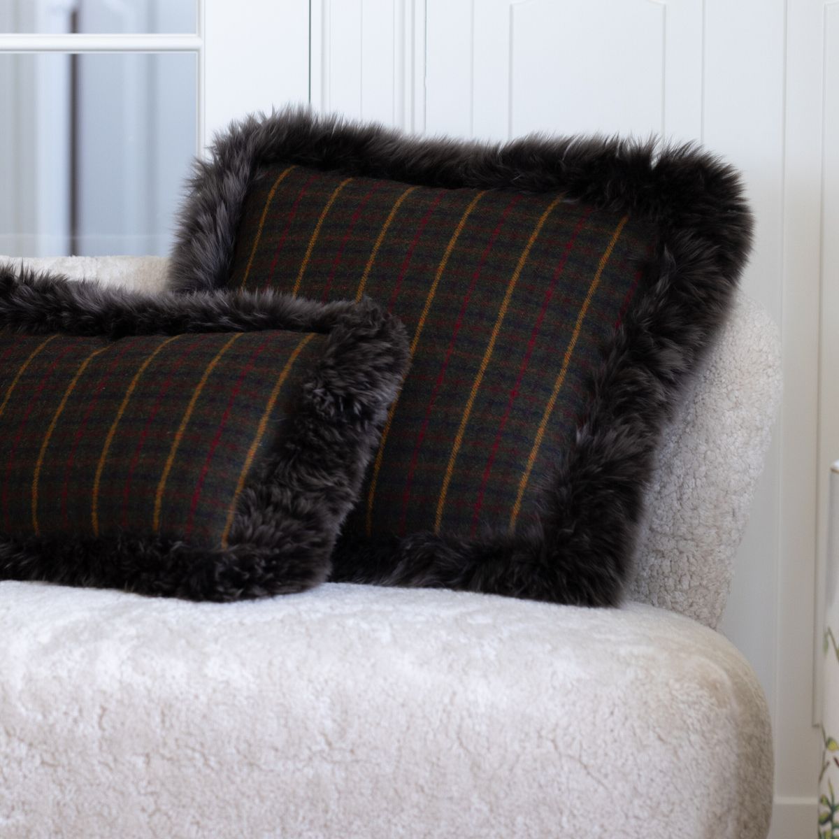 Kariertes Lammfellkissen | Langhaar | Neuseeland | 100% Wolle | 34x52 cm Kakao-Dunkelbraun/Taupe