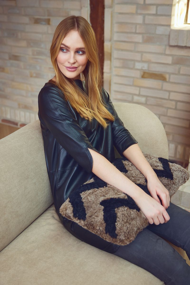 PATTERN COLLECTION | Fellkissen | Kurzhaar | Neuseeland | 30x60 cm Taupe/Schwarz