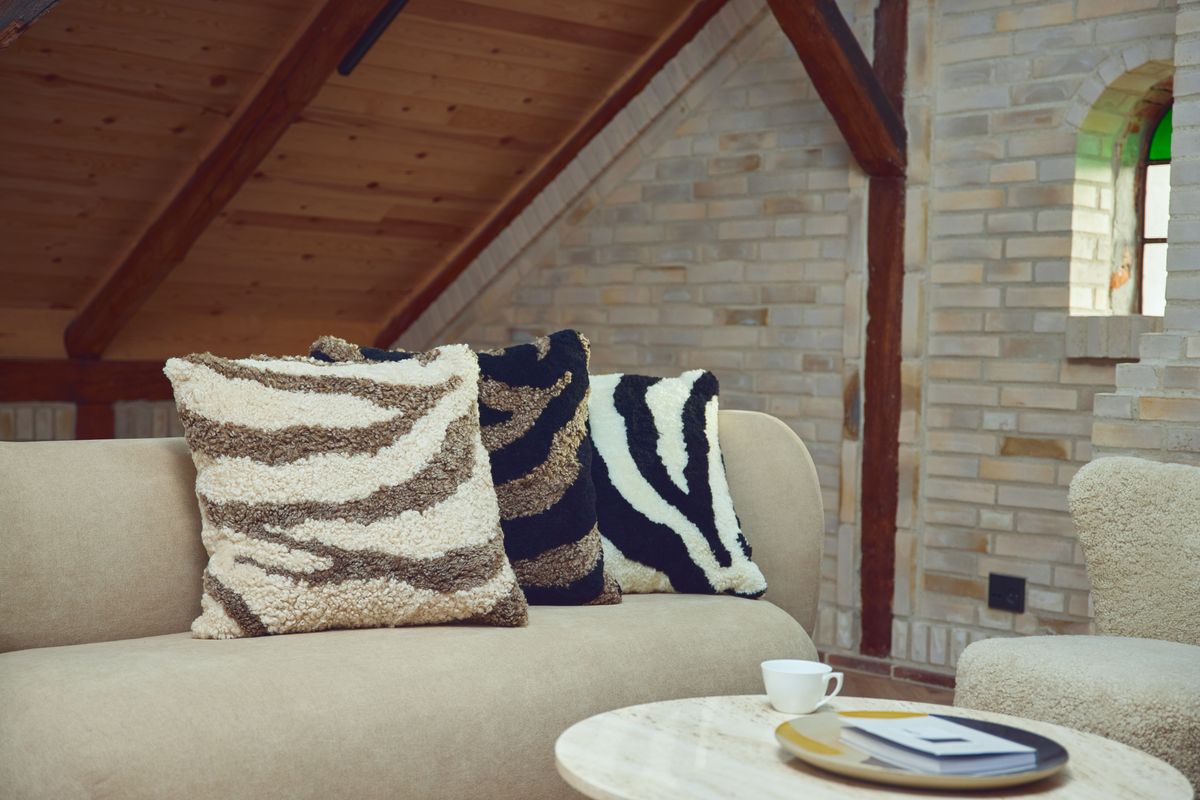 PATTERN COLLECTION | Fellkissen | Kurzhaar | Neuseeland | 60x60 cm Elfenbein/Schwarz