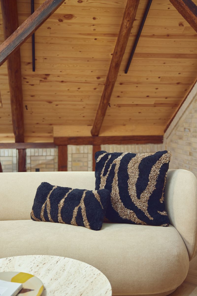 PATTERN COLLECTION | Fellkissen | Kurzhaar | Neuseeland | 60x60 cm Schwarz/Taupe