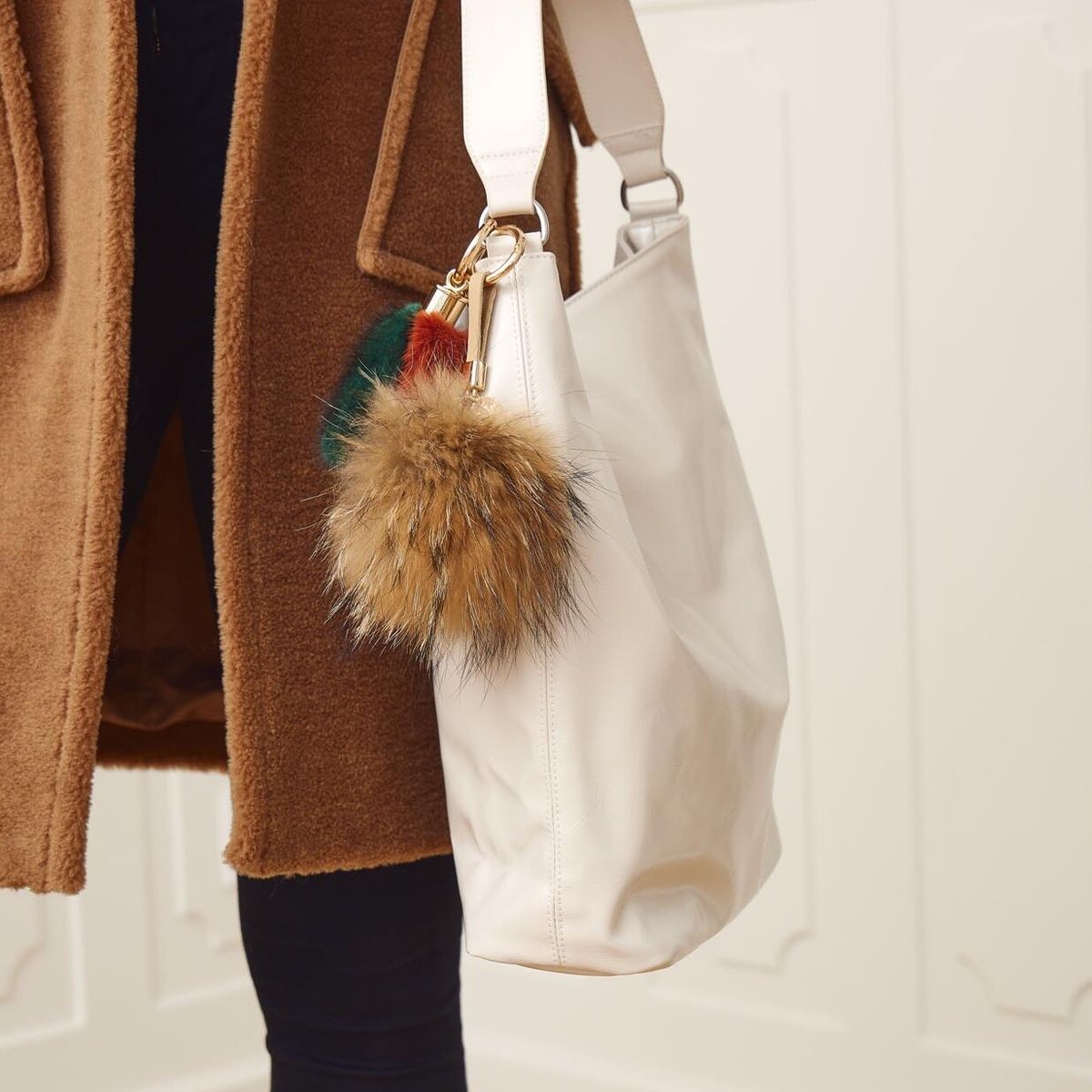 Pompon Schlüsselanhänger | Waschbär Modeaccessoire | Sheepskinhouse.ch