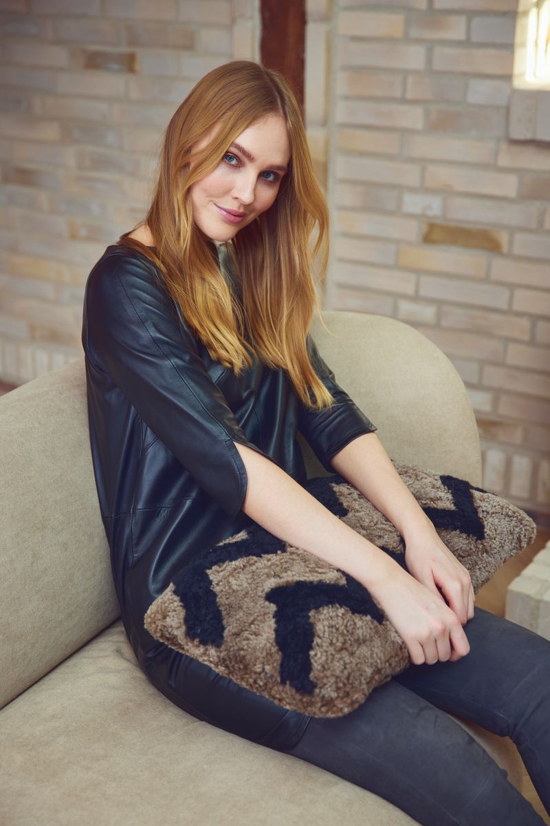 PATTERN COLLECTION | Fellkissen | Kurzhaar | Neuseeland | 30x60 cm Taupe/Schwarz