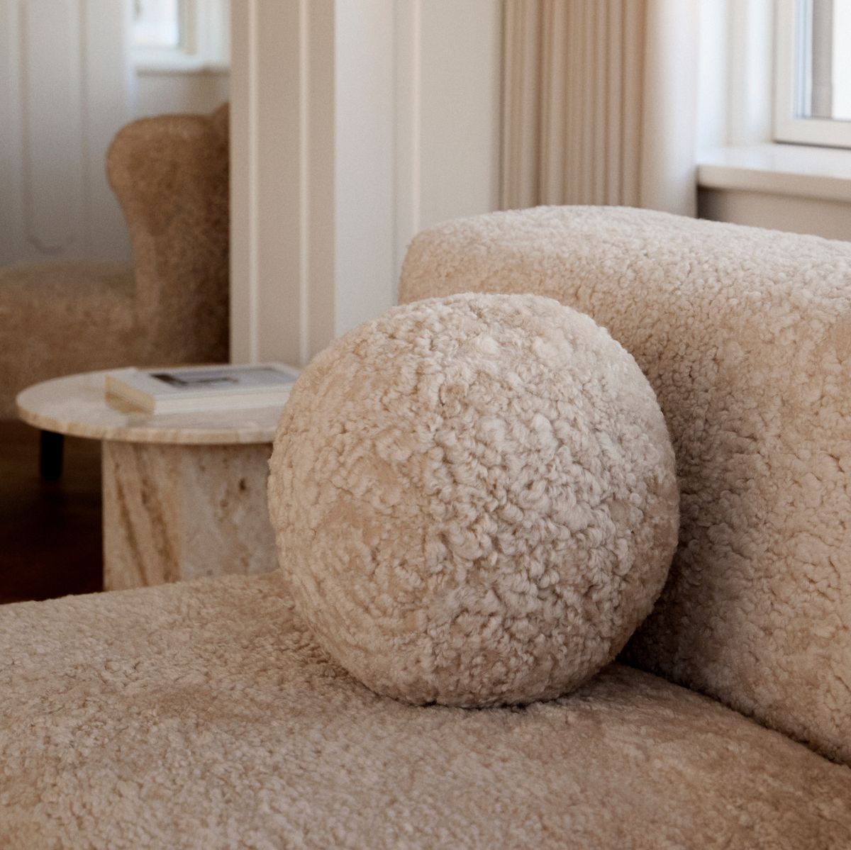 Angelite Kissenball | Kurzhaar | Neuseeland | D25/30/35 cm Fellkissen | Sheepskinhouse.ch