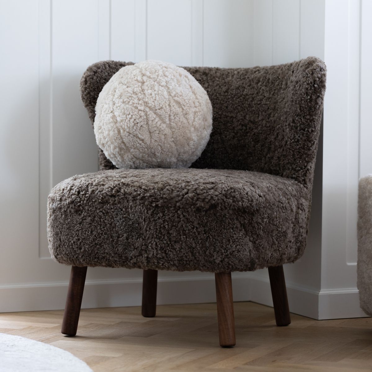 Emil Loungesessel | Premium Lammfell | Kurzhaar Anthrazit