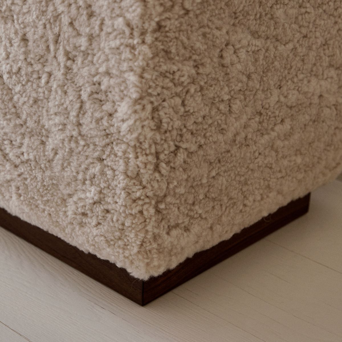 Lammfellhocker Benjamin | Kurzhaar | 46x46x47 cm Anthrazit