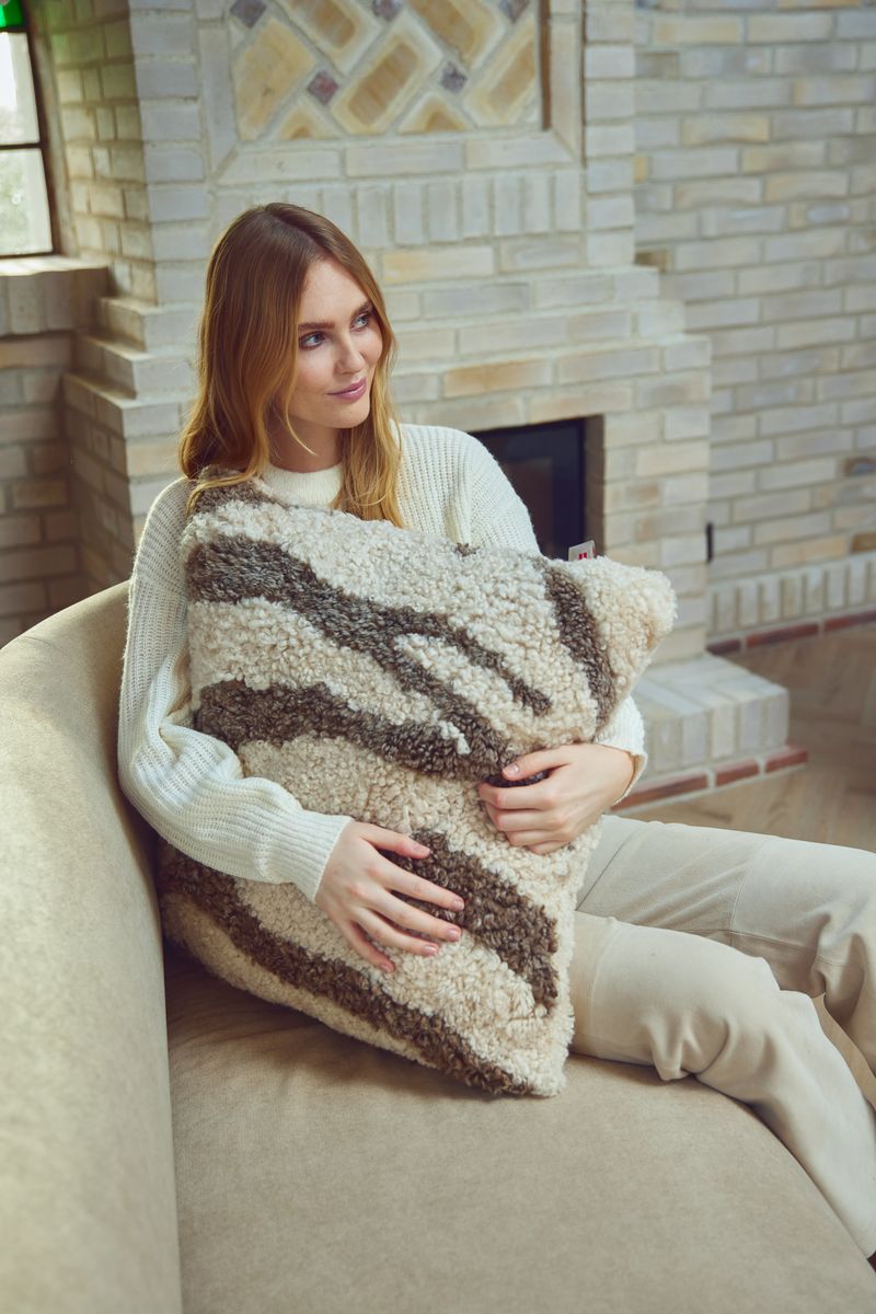 PATTERN COLLECTION | Fellkissen | Kurzhaar | Neuseeland | 60x60 cm Taupe/Leinen