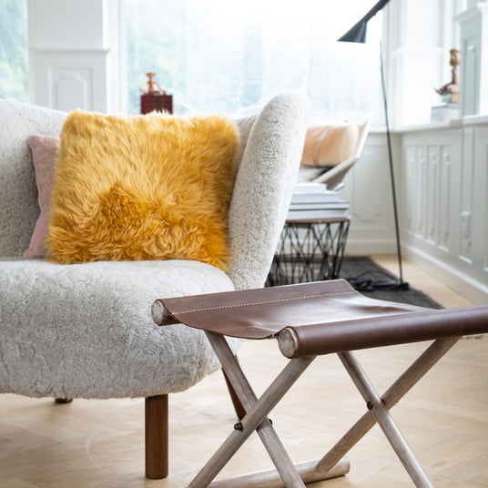 Hocker mit Premium Kalbsleder | Teakholz | 40x40x33 cm Stühle | Sheepskinhouse.ch