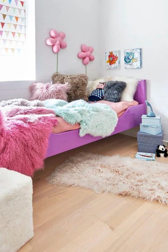Fellkissen im Mädchenzimmer