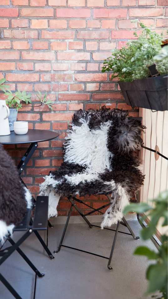 lammfell aus osterreich auf balkon