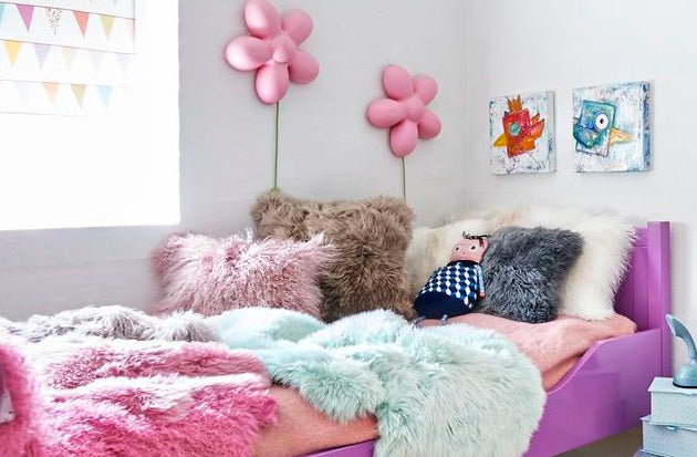 Kinderzimmer mit Fellkissen