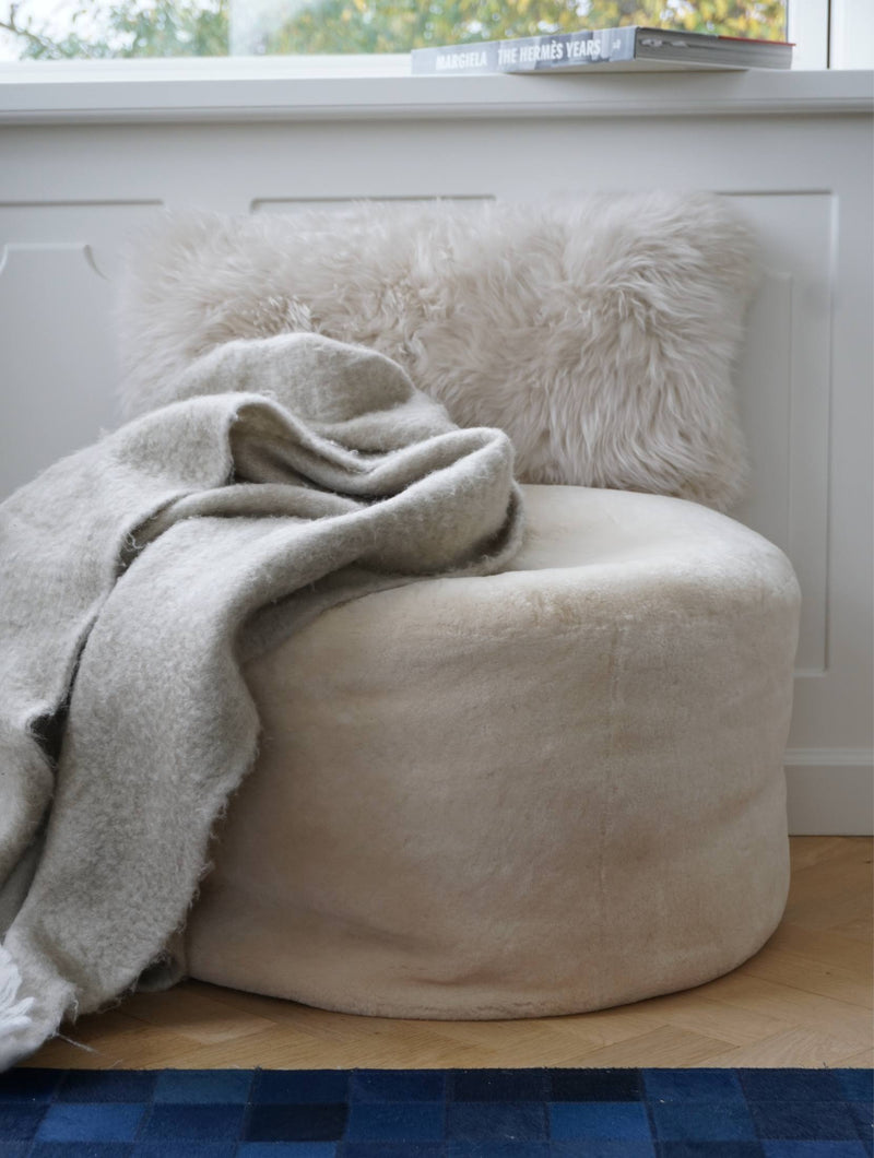 Rundes Pouf aus Mokassin Lammfell