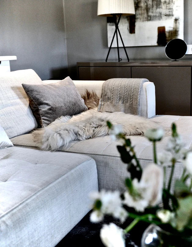 Sofa mit Fell und Wolldecke