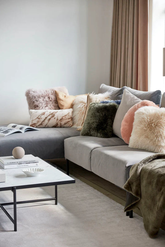 Sofa mit Fellkissen