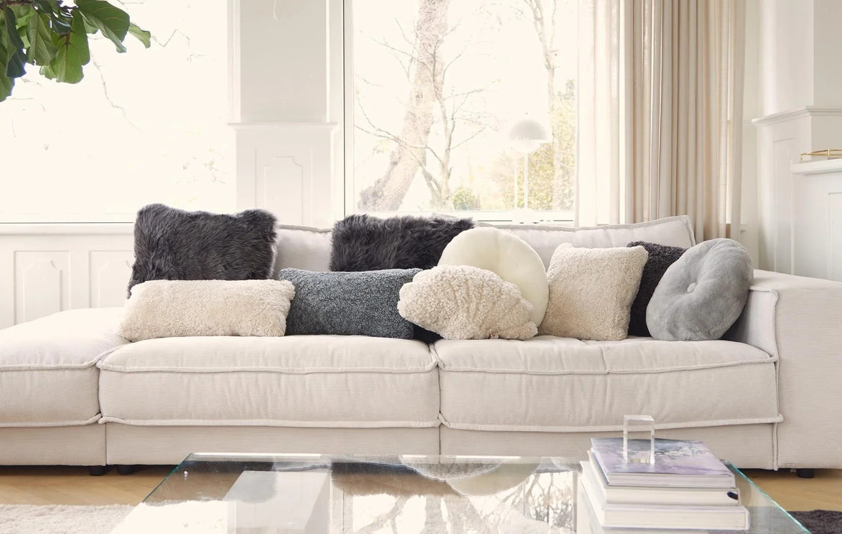 Fellkissen auf ein Sofa