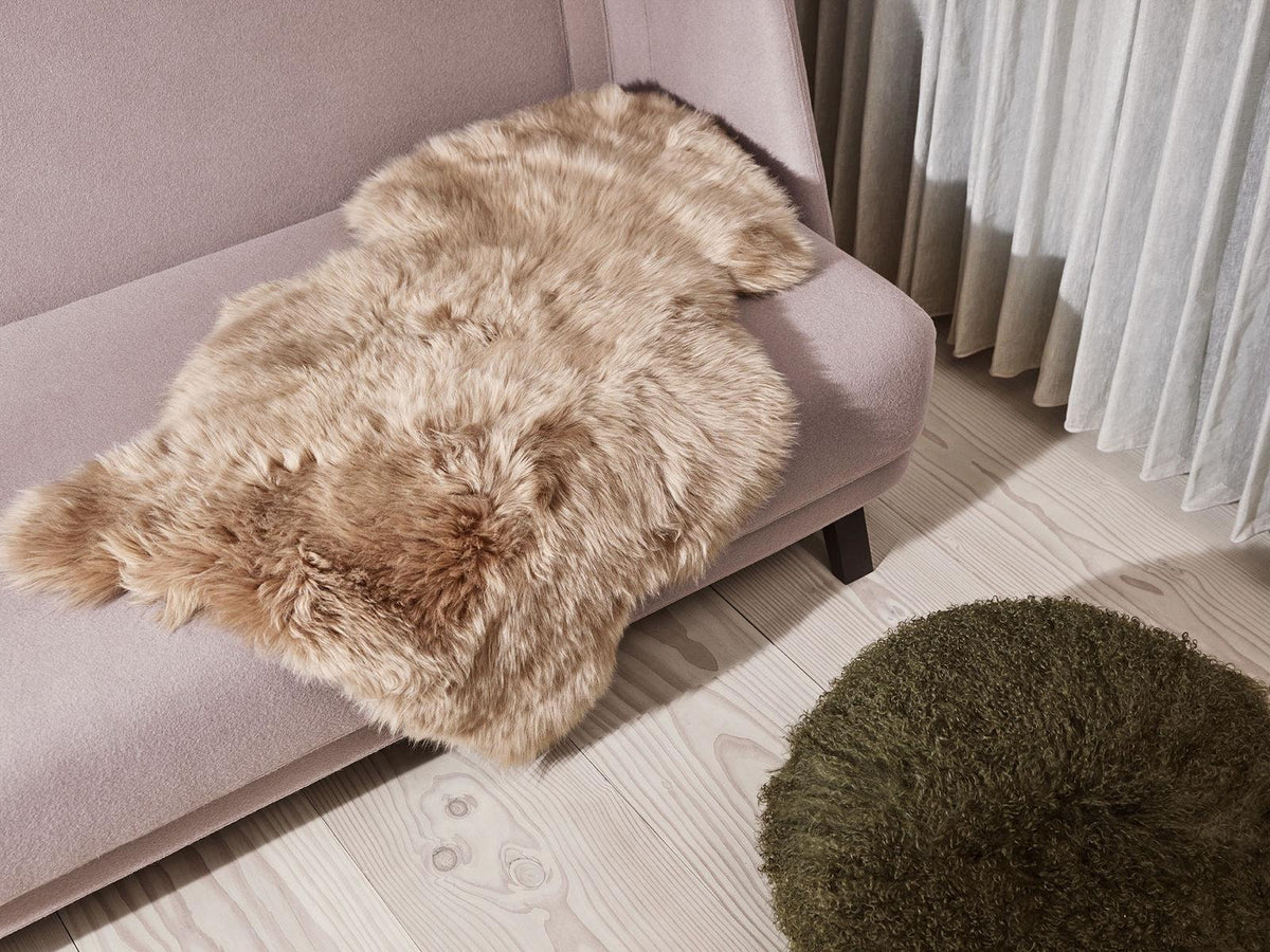 Braunes Lammfell auf ein Sofa