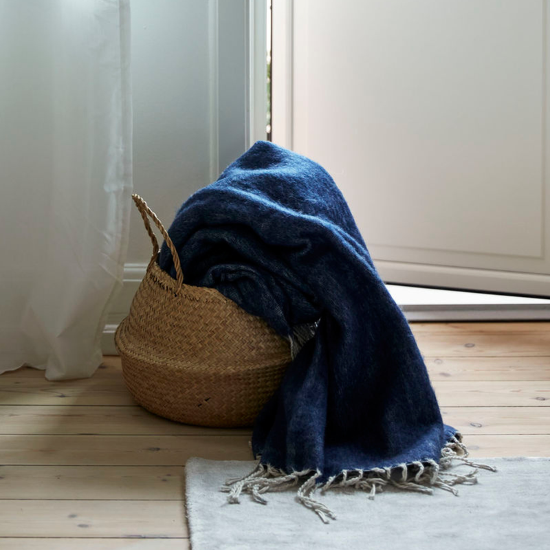 Wolldecke in einem Korb