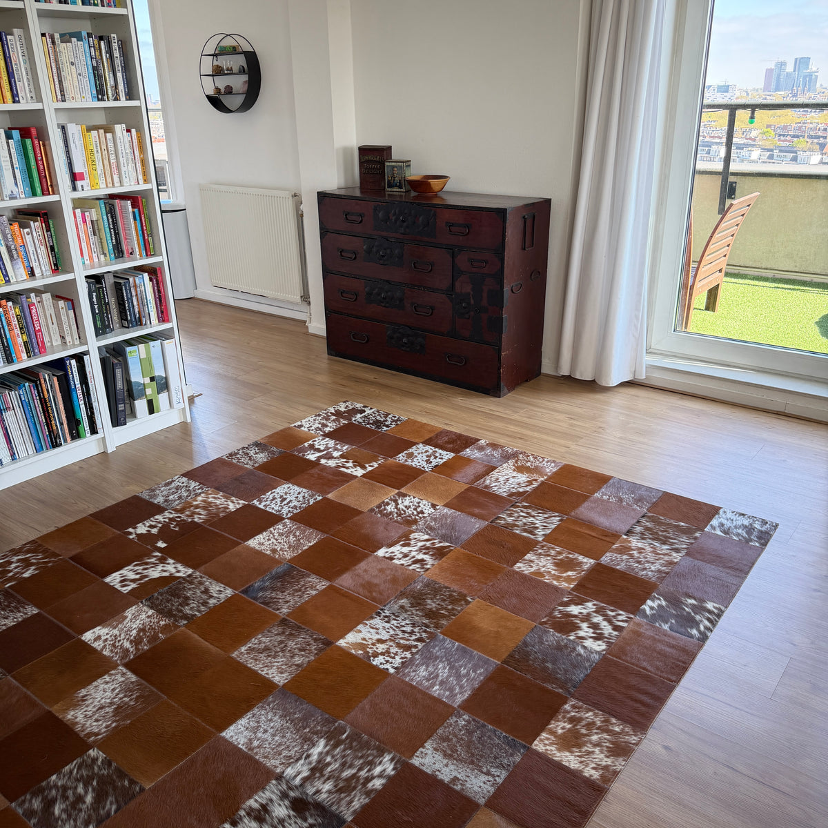 Braunes Kuhfellteppich im Wohnzimmer