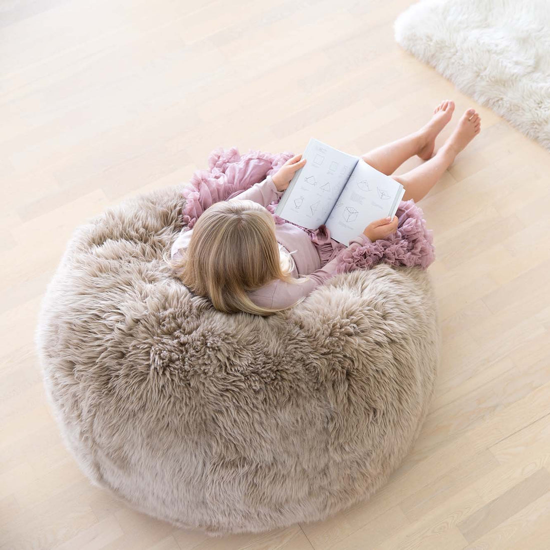 Mädchen liest im Sitzsack