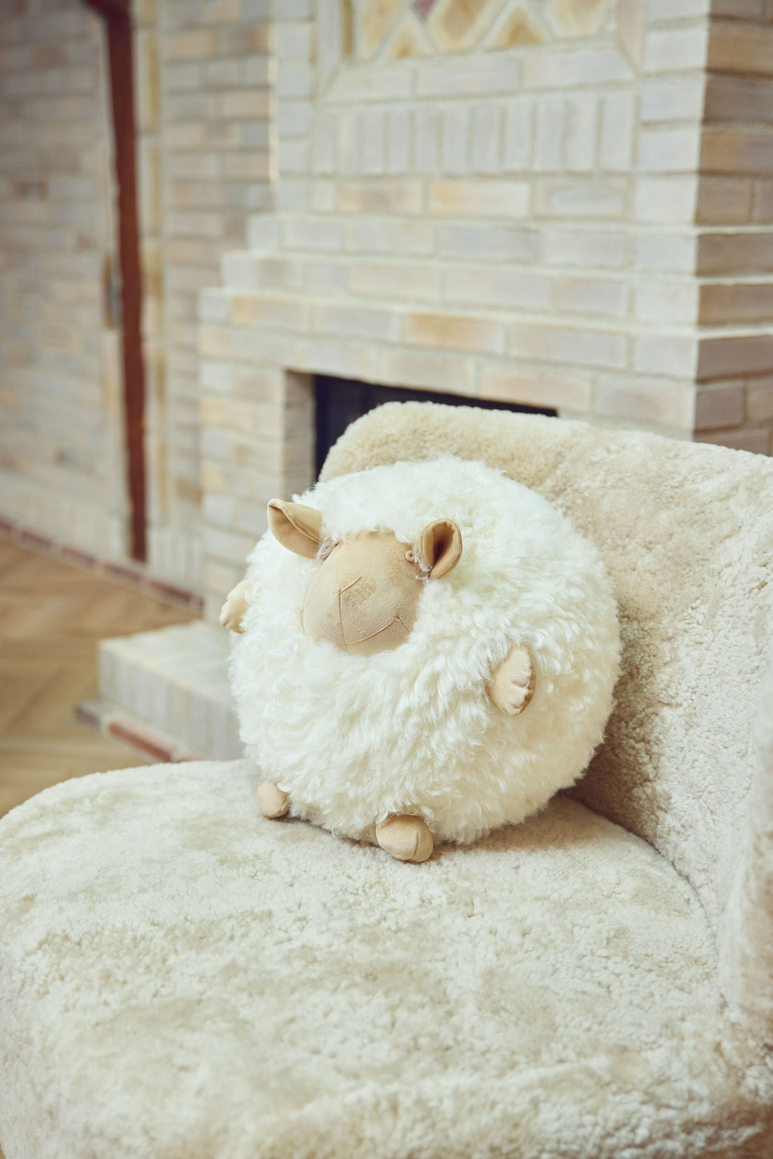Cute Sheep Fellkissen auf Fellsessel