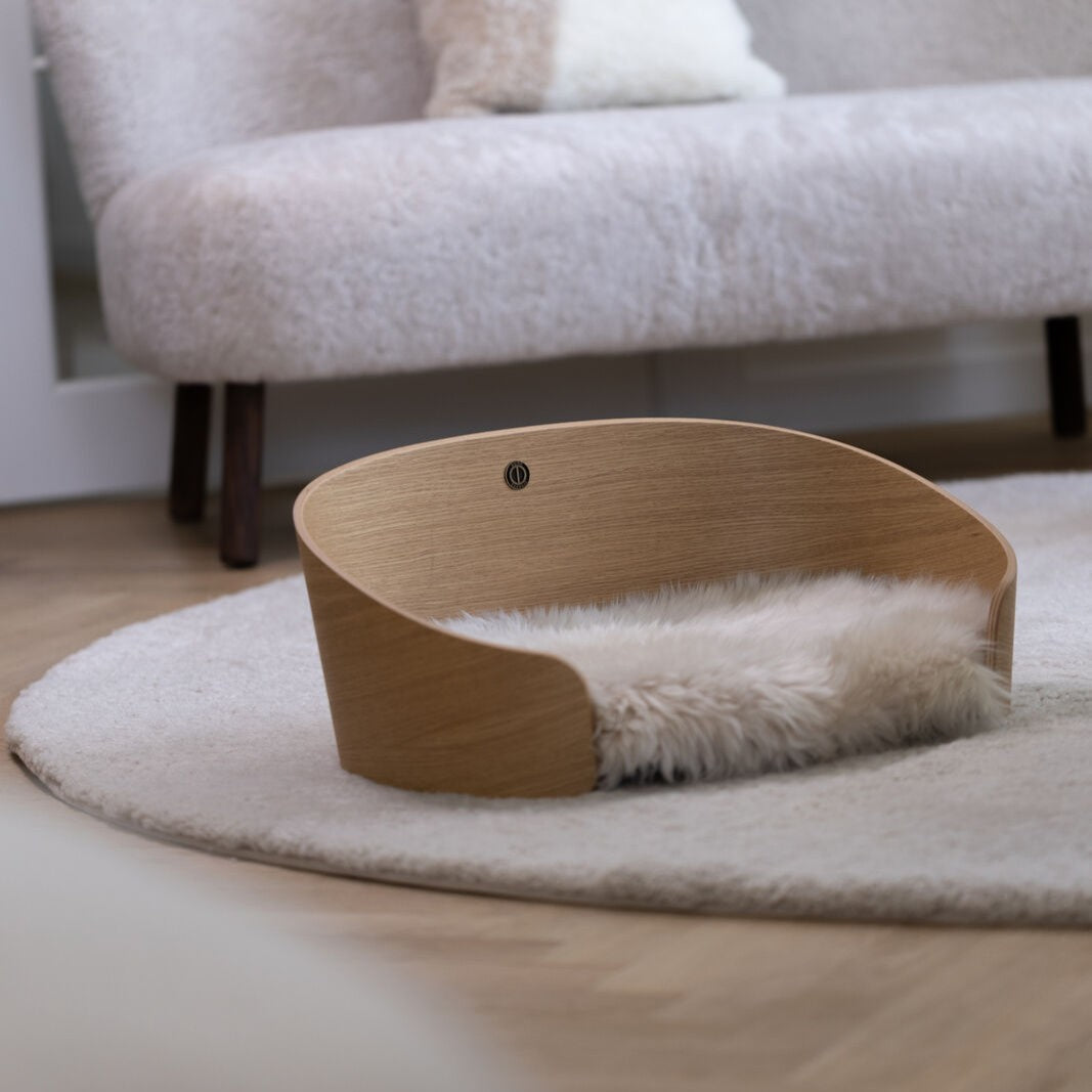 Hundekorb aus Holz mit Lammfellkissen