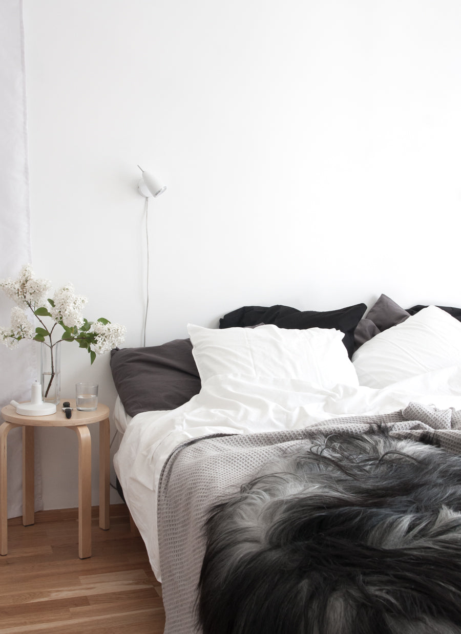 Isländisches Schaffell auf einem Bett
