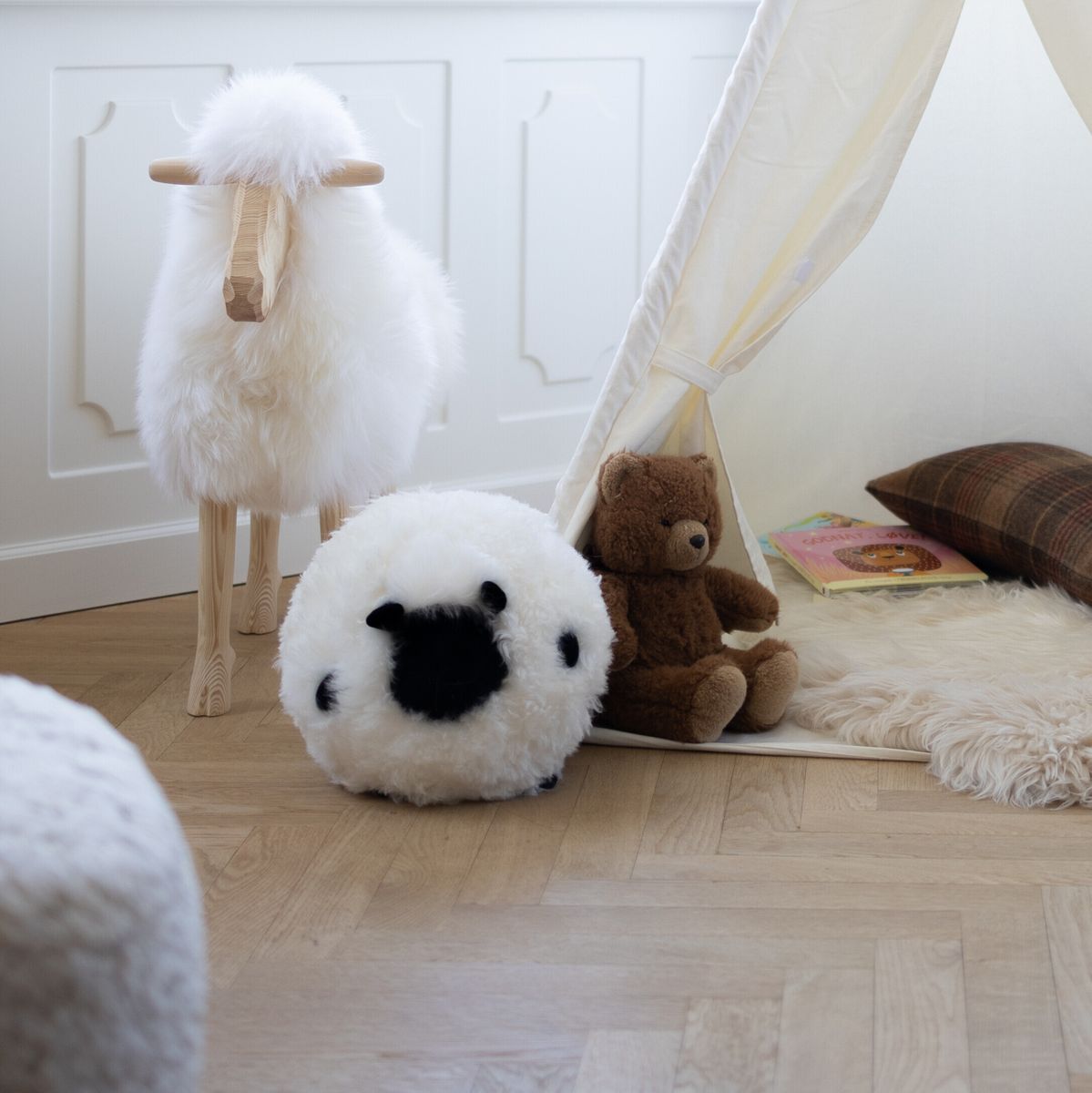 Cute Sheep | Kurzhaar | Neuseeland | Rundes Fellkissen Beige/Weiß