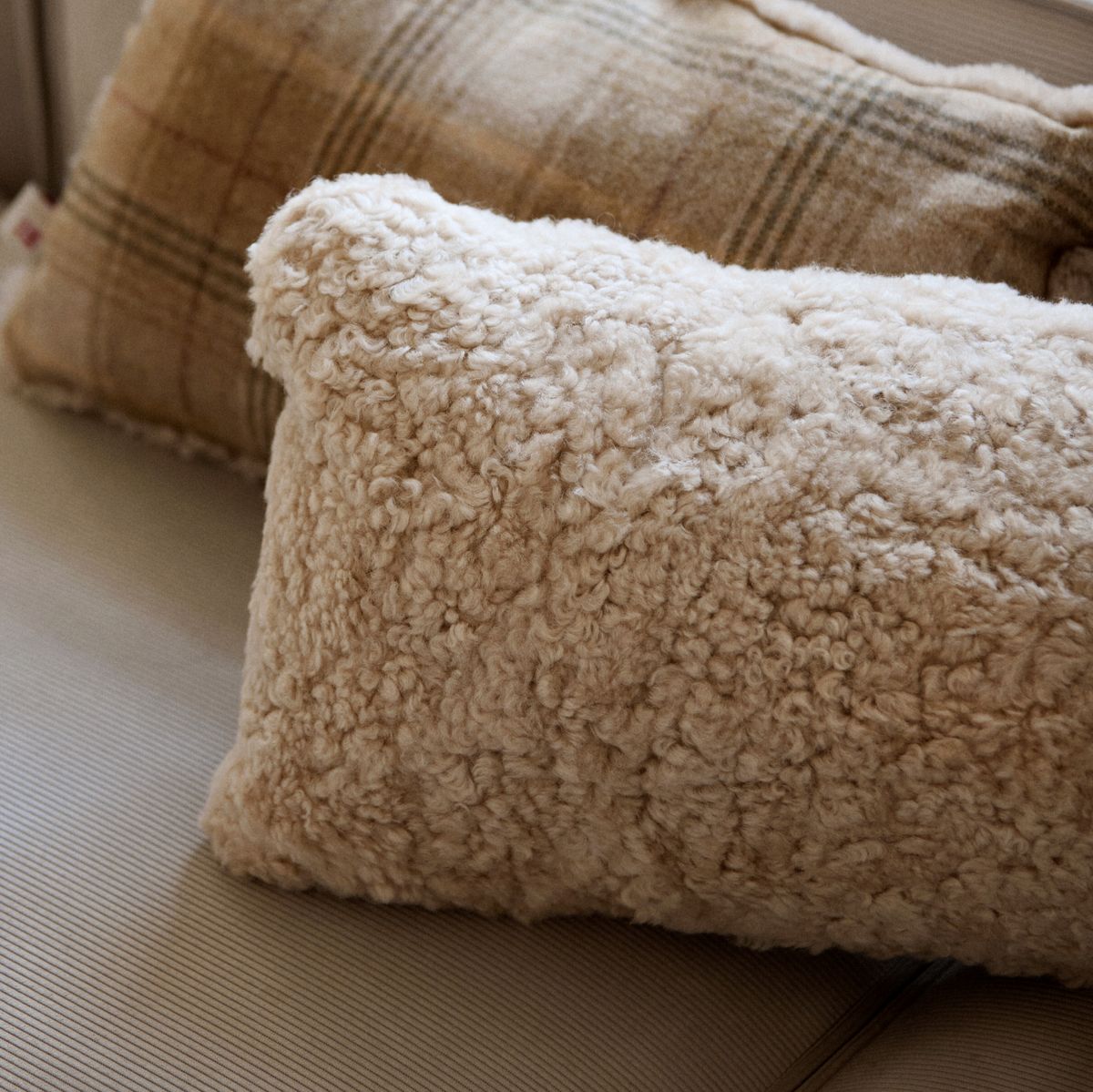 Lammfellkissen | Kurzhaar | Neuseeland | Doppelseitig | 30x60 cm Fellkissen | Sheepskinhouse.ch