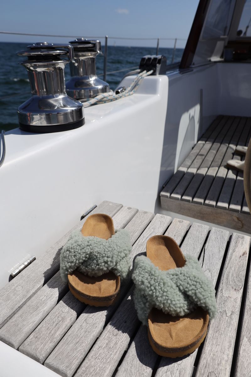 Lilly Kreuz Slippers | Neuseeland | Größe 35-42 Fellschuhe | Sheepskinhouse.ch