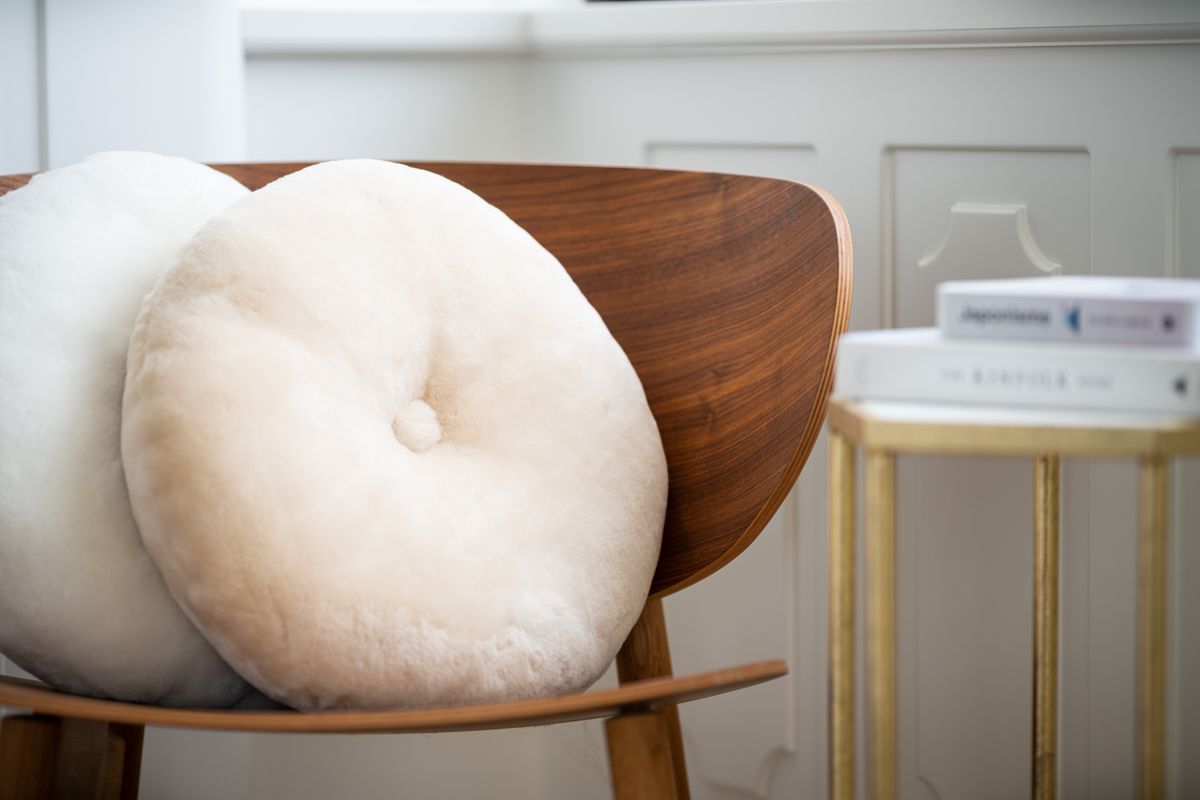 Lammfellkissen | Neuseeland | Mokassin | D45 cm Fellkissen | Sheepskinhouse.ch