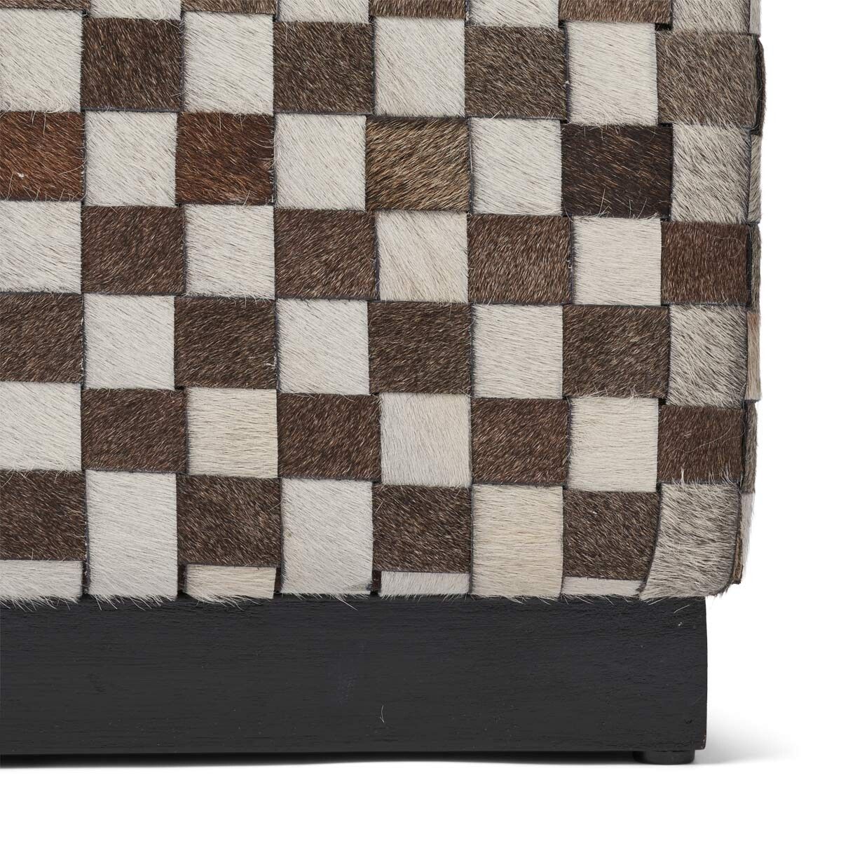 Quadratischer Kuhfellhocker | Premium Kalbsleder | Schachbrettmuster Stühle | Sheepskinhouse.ch