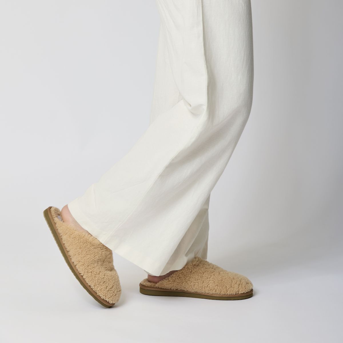 Unisex Curly Slippers | Lammfell Fellschuhe | Sheepskinhouse.ch