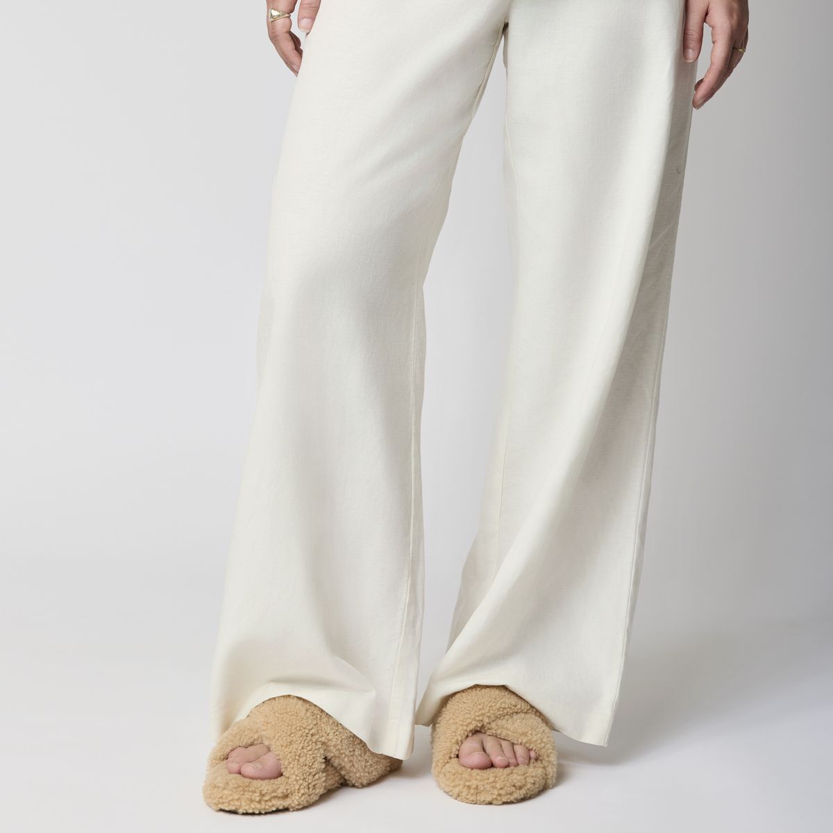 Curly Cross Slippers | Lammwolle Fellschuhe | Sheepskinhouse.ch