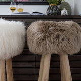 Holzhocker mit Lammfell | Langhaar | Neuseeland | 48xD34 cm Hellgrau