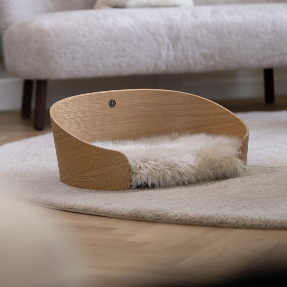 Hundekorb aus Holz | Lammfell Tierbetten | Sheepskinhouse.ch