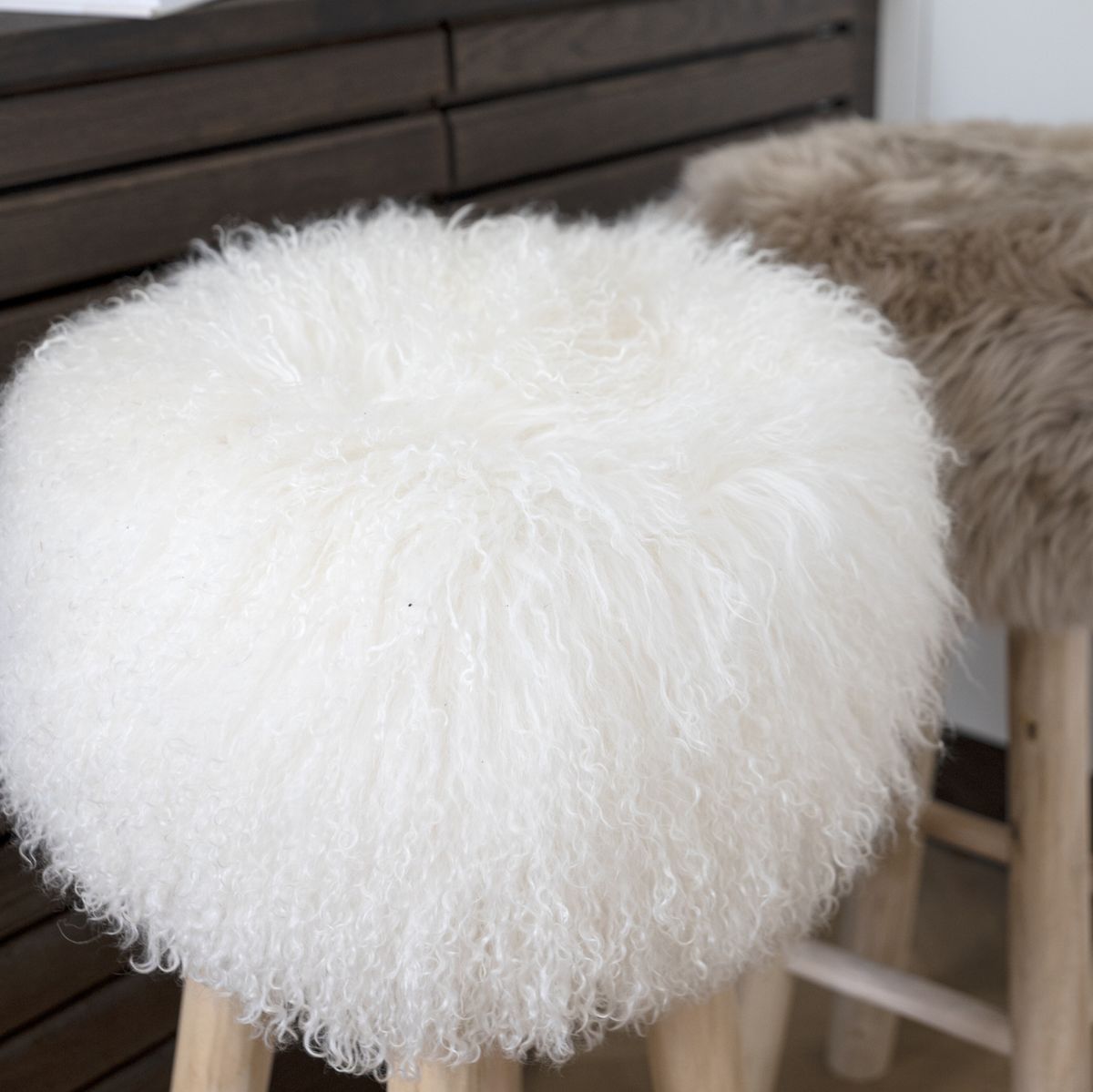 Holzhocker mit Lammfell | Tibet | 48xD34 cm Schwarz
