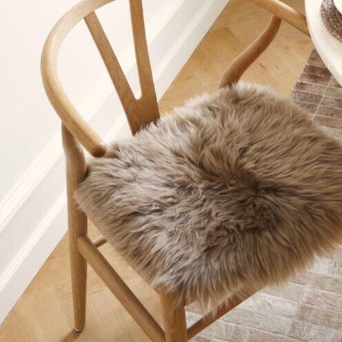 Lammfell Stuhlauflage | Langhaar | Neuseeland | 37x37 cm Sitzkissen | Sheepskinhouse.ch