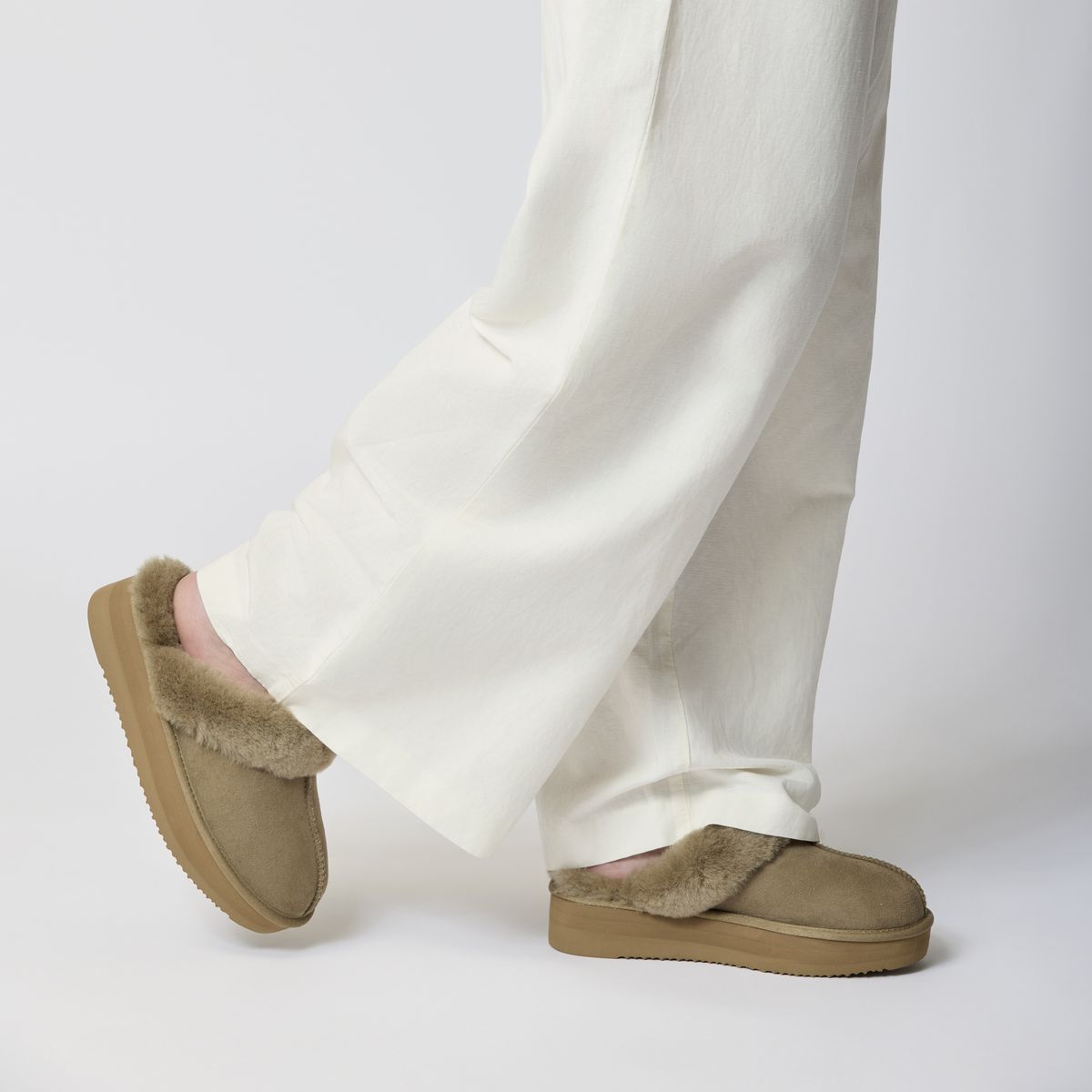 Plateau Slipper | Wildleder, Lammfell Fellschuhe | Sheepskinhouse.ch