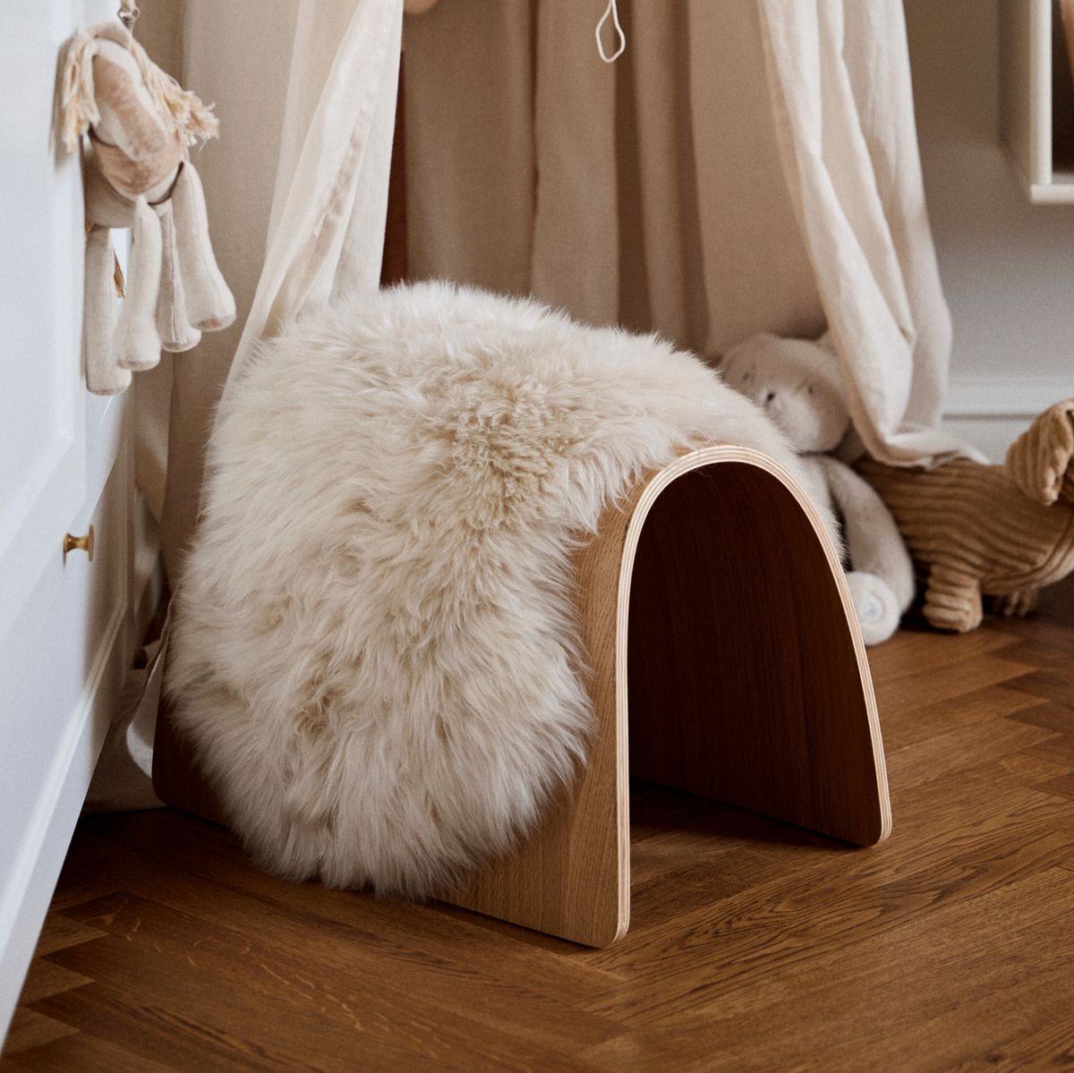 Schafhocker | Holz Stühle | Sheepskinhouse.ch