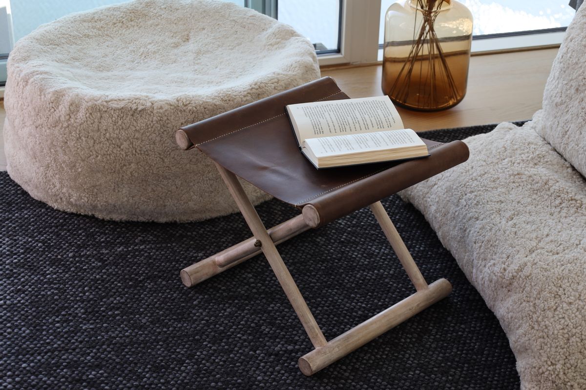 Hocker mit Premium Kalbsleder | Teakholz | 40x40x33 cm Stühle | Sheepskinhouse.ch