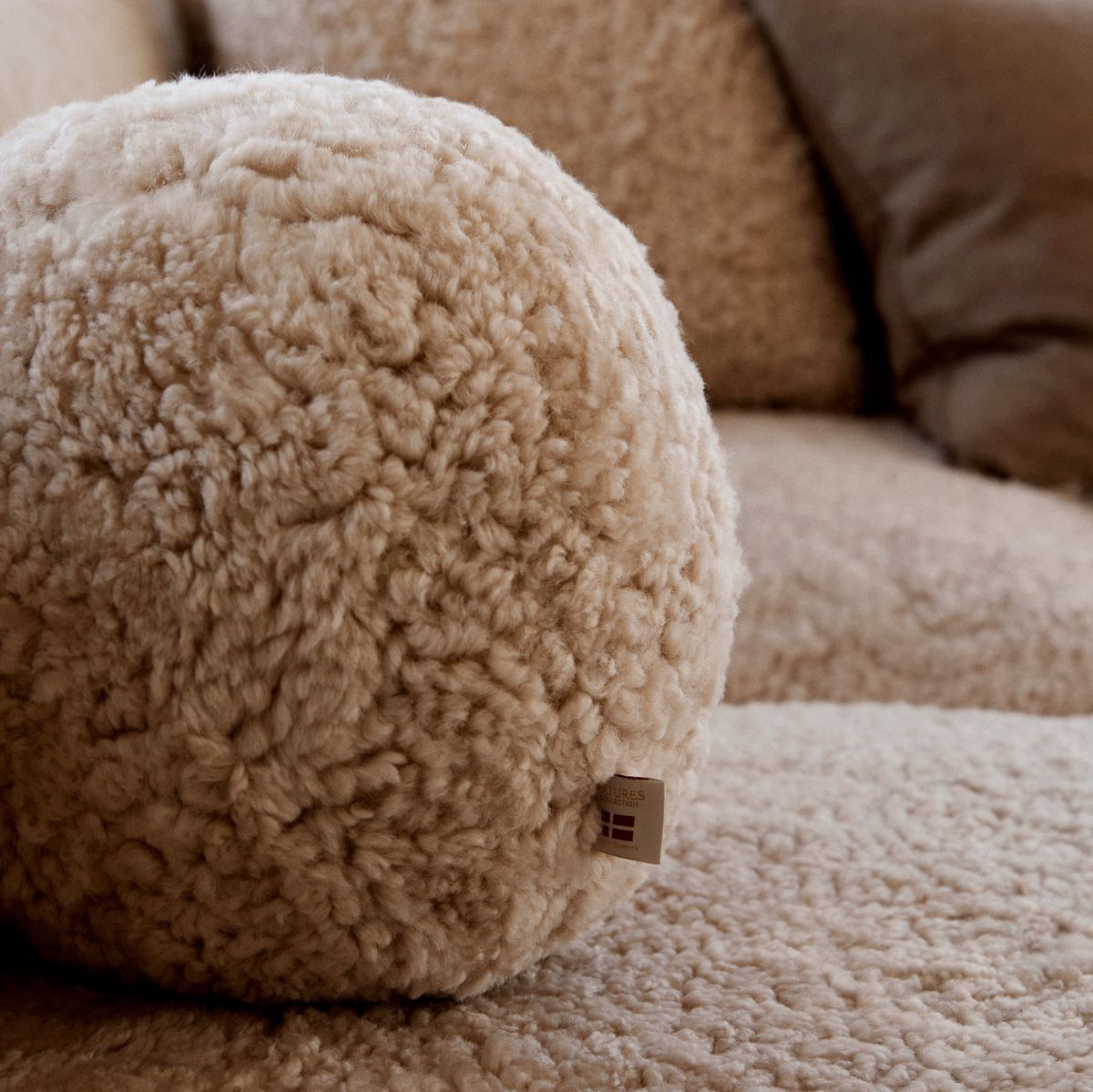 Angelite Kissenball | Kurzhaar | Neuseeland | D25/30/35 cm Fellkissen | Sheepskinhouse.ch