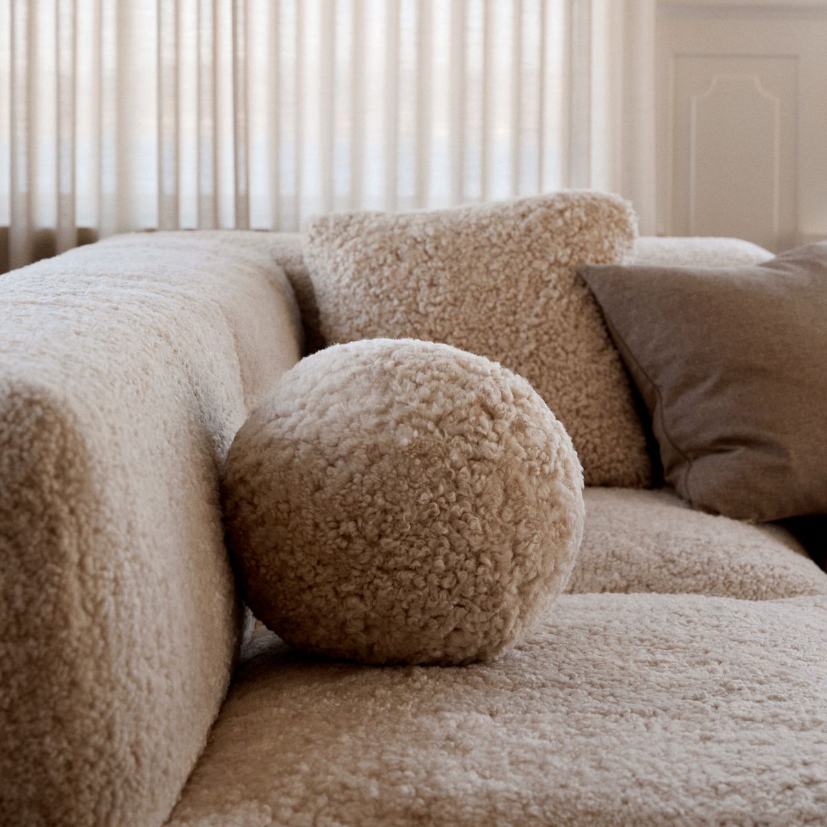 Angelite Kissenball | Kurzhaar | Neuseeland | D25/30/35 cm Fellkissen | Sheepskinhouse.ch