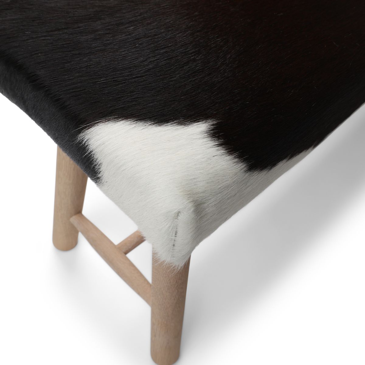 Holzbank mit Kuhfell | Eichenbeine | 140x35x45 cm Bänke | Sheepskinhouse.ch