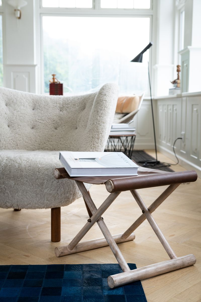 Hocker mit Premium Kalbsleder | Teakholz | 40x40x33 cm Stühle | Sheepskinhouse.ch